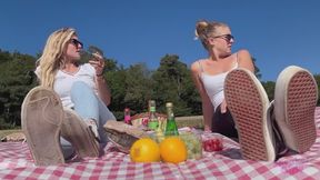 Sneaker-Girl Emmy & Honey - Picnic Time