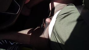 sexy pause mit dem auto in schwarzer feinstrumpfhose