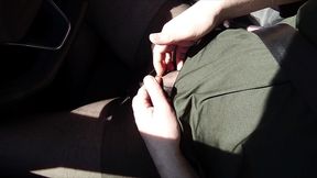 sexy pause mit dem auto in schwarzer feinstrumpfhose