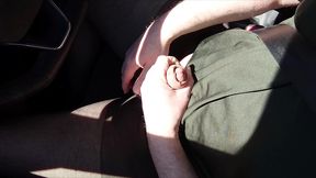 sexy pause mit dem auto in schwarzer feinstrumpfhose