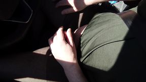 sexy pause mit dem auto in schwarzer feinstrumpfhose
