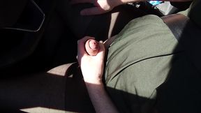 sexy pause mit dem auto in schwarzer feinstrumpfhose