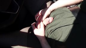 sexy pause mit dem auto in schwarzer feinstrumpfhose