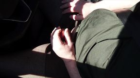 sexy pause mit dem auto in schwarzer feinstrumpfhose