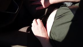 sexy pause mit dem auto in schwarzer feinstrumpfhose