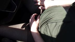 sexy pause mit dem auto in schwarzer feinstrumpfhose