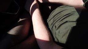 sexy pause mit dem auto in schwarzer feinstrumpfhose