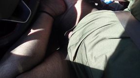 sexy pause mit dem auto in schwarzer feinstrumpfhose