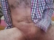 Me habro la camisa y me corro en mi pecho