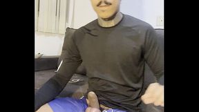 twink dotado de 24cm tirando pau pra fora na sala