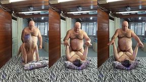 essa novinha e boa de cama --mas ela gosta de homem maduro coroa mesmo