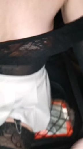 Two friends to make a porn video, a whore in the car and they cum in his mouth