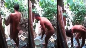 pedreiro pirocudo tomando banho se exibindo pra mim