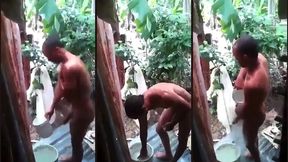 pedreiro pirocudo tomando banho se exibindo pra mim
