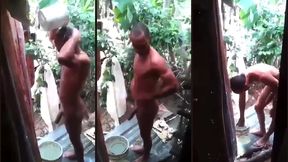 pedreiro pirocudo tomando banho se exibindo pra mim