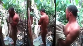 pedreiro pirocudo tomando banho se exibindo pra mim