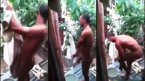 pedreiro pirocudo tomando banho se exibindo pra mim