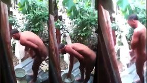 pedreiro pirocudo tomando banho se exibindo pra mim