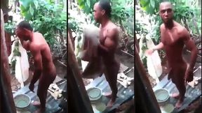 pedreiro pirocudo tomando banho se exibindo pra mim