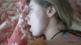 Kerel neukt blonde Haley Reed en Rainy Day Jordan met kleine tieten en vult haar kont met sperma