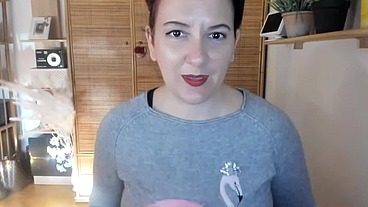 Italian milf hairy pussy plays with balloons pop them and has a long orgasm