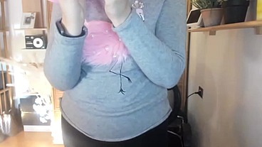 Italian milf hairy pussy plays with balloons pop them and has a long orgasm