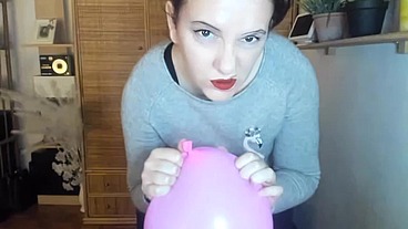 Italian milf hairy pussy plays with balloons pop them and has a long orgasm
