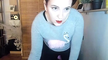 Italian milf hairy pussy plays with balloons pop them and has a long orgasm