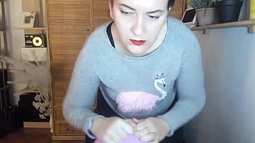 Italian milf hairy pussy plays with balloons pop them and has a long orgasm