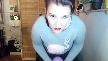Italian milf hairy pussy plays with balloons pop them and has a long orgasm
