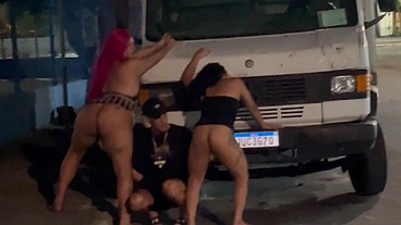 Na rua me divertindo com minhas amigas trans em local público
