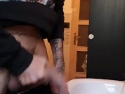Masturbbazione con tanto di sborrata mentre mi sbatto il contro il lavandino e mi fa male dal dolore
