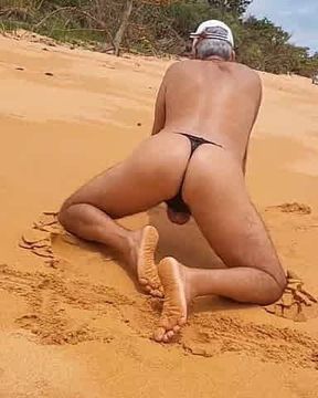 Ladysilva crossdress de calcinha na praia que bunda gostosa