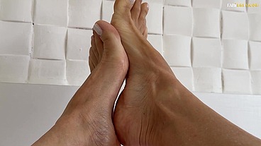 MILF gostosa faz massagem de PÉS com o dildo enquanto MASTURBA seu CLITÓRIS GRANDE