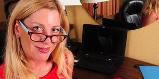 American Pornstar Liz Summers shows her hot feet and masturbates her wet pussy