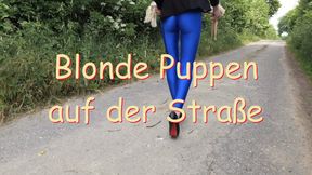 Blonde dolls on the street - Blonde Puppen auf der Straße