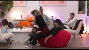 Qui sera le prochain &agrave_ jouir de ma fameuse lap-dance ?