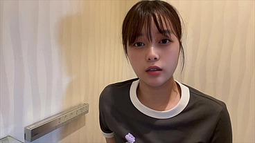 おしっこの臭いがする臭いトイレでオナニーするのが興奮します。女子大生のオナニーみせます。