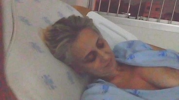 Estou esperando o meu médico de madrugada com a buceta bem molhada Stella Still Completo
