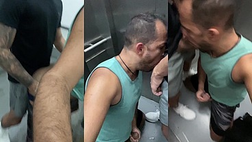DAS ESCADAS AO ELEVADOR, MACHOS COM MUITO TESÃO FAZENDO SEXO AS ESCONDIDAS.