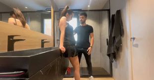 donne moi une faciale dans la salle de bain