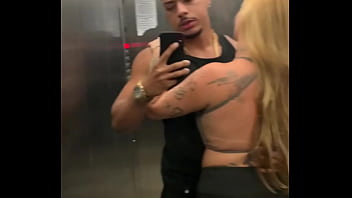 Vazou na net! Loira casada perde o telefone e v&iacute_deos &iacute_ntimos caem na net