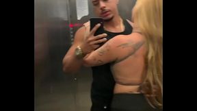 Vazou na net! Loira casada perde o telefone e v&iacute_deos &iacute_ntimos caem na net