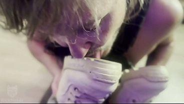 Soldado submisso virou a putinha safada do seu superior acabo sendo fodido com for&ccedil_a no C&uacute_ (VIDEO COMPLETO NO RED)