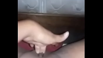 CHica se mete los dedos