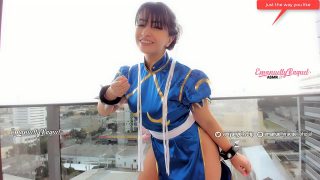 JOI chaud d&#39;une cosplayeuse salope habillée en Chun-Li de Street Fighter