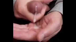 une bonne branlette de ma grosse queue, belle &eacute_jaculation cr&eacute_meuse, vid&eacute_o compl&egrave_te non flout&eacute_e