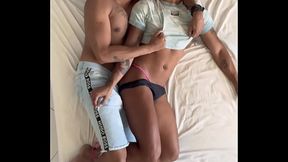 o pai da minha amiga foi dormir do meu lado, n&atilde_o resistiu e me comeu