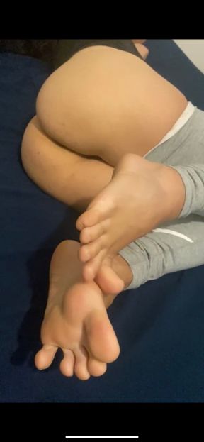 Teen Girl Playing with her Feet - Perfect Ass