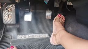 She uses flip flops to pump car pedals (3)